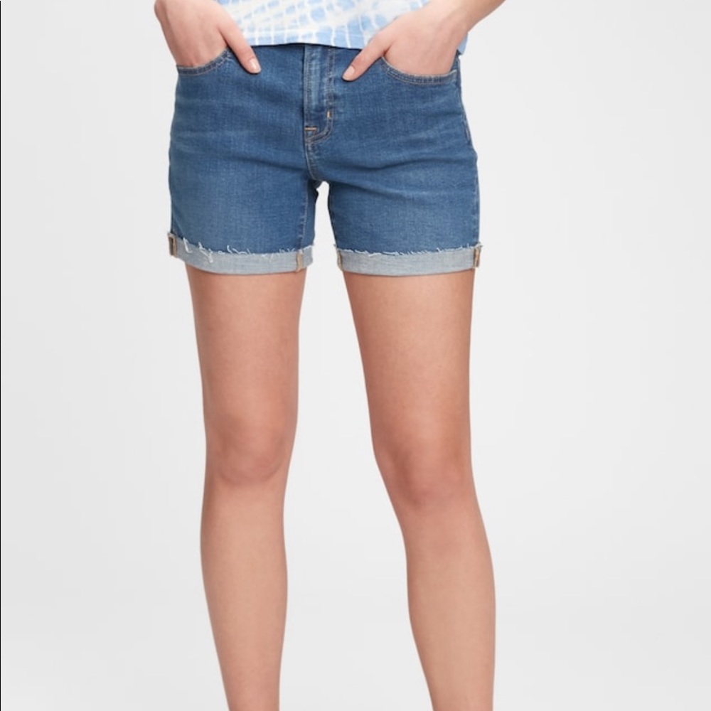 GAP 5” mid rise shorts